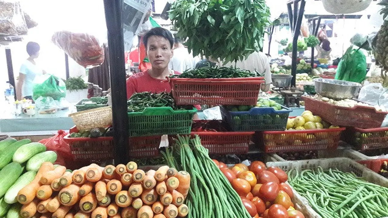 Pedagang di Pasar Mencos Setia Budi, Jakarta.