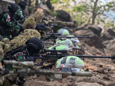 Para penembak jitu Angkatan Pertahanan Australia (Australian Defense Force/ADF) dan Tentara Nasional Indonesia (TNI) Angkatan Darat (AD) ambil bagian dalam latihan bersama dalam Latihan Tembak Senjata Live Fire Exercise (Calfex) yang diberi nama Keris Woomera di Pusat Latihan Tempur Marinir di Situbondo, Sabtu 16 November 2024. (JUNI KRISWANTO/AFP)