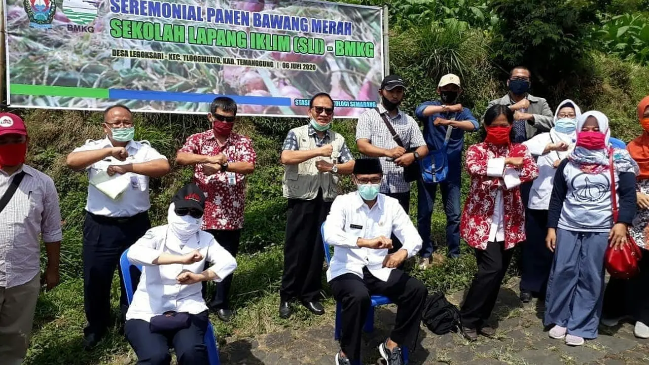 Kepala Badan Meteorologi, Klimatologi, dan Geofisika (BMKG) Dwikorita Karnawati mengharapkan petani dapat memanfaatkan informasi iklim dan cuaca dari BMKG dalam bercocok tanam