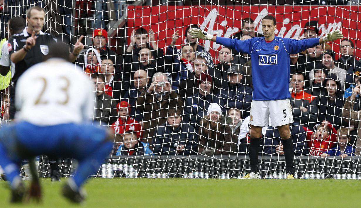 Pada pertandingan perempat final Piala FA melawan Portsmouth, bek Manchester United Rio Ferdinand harus menjadi kiper dadakan menggatikan Edwin van der Sar karena cedera dan Tomasz Kuszczak yang terkena kartu merah. (Foto: AP/Jon Super)