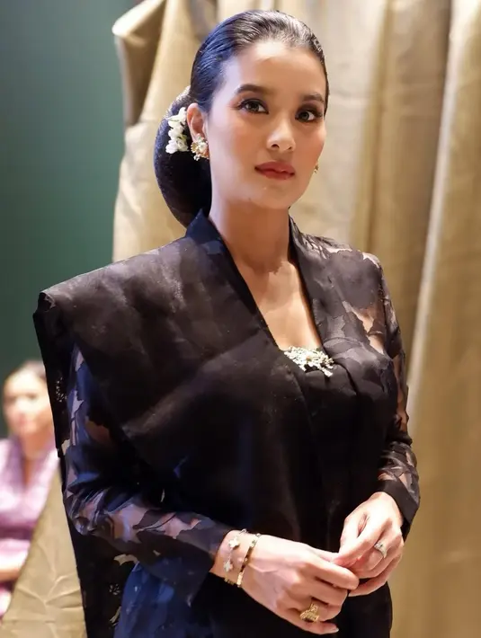 Penampilannya di pameran ini seolah menjadi simbol bagaimana kebaya tidak hanya sekadar busana, melainkan pernyataan identitas dan penghormatan terhadap perjuangan perempuan dari masa ke masa.  [@marcella.zalianty].