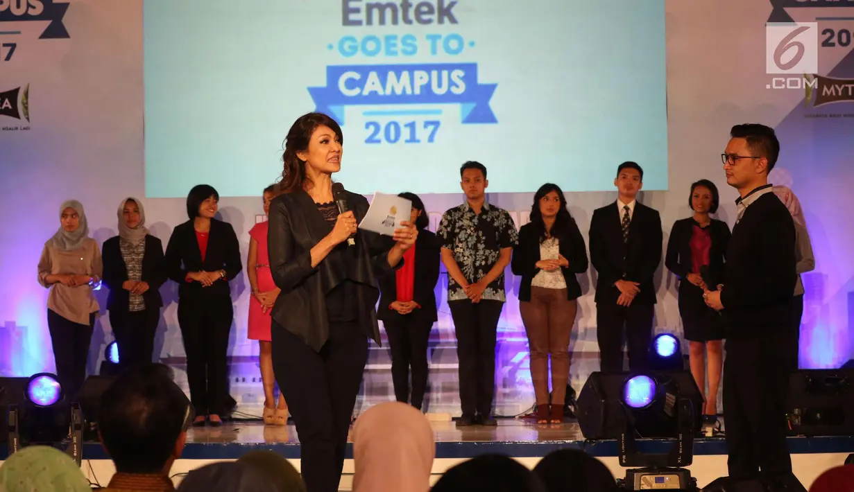 News Anchor Senior, Ira Koesno memberi pembelajaran sebagai pembawa berita selama audisi News Presenter Competition EGTC 2017 di Universitas Gadjah Mada, Yogyakarta, Rabu (1/11). (Liputan6.com/Helmi Afandi)