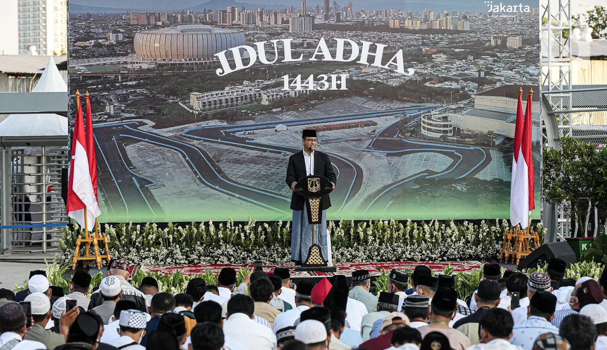 Gubernur DKI Jakarta Anies Baswedan menyampaikan sambutan saat melaksanakan Idul Adha 1443 Hijriah di Jakarta International Stadium, Minggu (10/7/2022). Pemerintah menetapkan libur nasional Hari Raya Idul Adha 1443 Hijriah jatuh pada 10 Juli 2022 berdasarkan Keputusan Menteri Agama No. 668/2022 tentang Penetapan 1 Dzulhijah dan Idul Adha 1443. (Liputan6.com/Faizal Fanani)