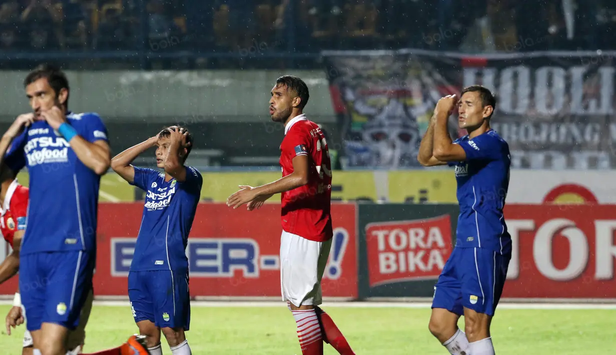 Ekspresi Pemain Persib dan Persija  usai laga Torabika SC 2016 antara Persib Bandung melawan Persija Jakarta di GBLA, Bandung, Sabtu (16/7/2016). Laga Berakhir imbang 0-0. (Bola.com/Nicklas Hanoatubun)