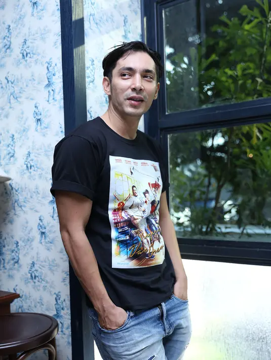 "Saat syuting ada peraturan, kita harus memanggil nama sesuai dengan tokoh yang diperankan. Kalau salah nanti didenda dan itu efektif," ungkap Abimana bocorkan trik dalam tumbuhkan ‘chemistry’ antar pemain. (Galih W. Satria/Bintang.com)