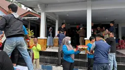 Relawan dan pekerja BRI menurunkan bantuan berupa sembako, air mineral, perlengkapan bayi, hingga obat-obatan untuk memenuhi kebutuhan mendesak para penyintas. (Foto:Dok.BRI)