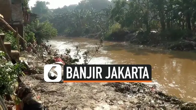 Banjir kiriman akibat hujan deras semalam melanda wilayah Pejaten Timur Jakarta Selatan. Warga dan petugas PPSU sejak pagi membersihkan lumpur akibat banjir di permukiman.