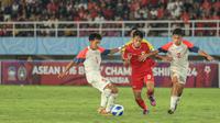 Pemain Timnas Indonesia U-16, Muhammad Mierza Firjatullah, saat melawan Filipina U-16 pada pertandingan Piala AFF U-16 2024 di Stadion Manahan, Solo, Selasa (24/6/2024). (Bola.com/Radifa Arsa)