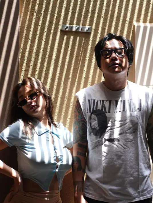 Kolom komentar pun ramai dengan reaksi para netter. Ada yang berkomentar dengan nada mendukung, ada juga yang menggoda dengan kata-kata nakal. [Instagram.com/pergijauh]