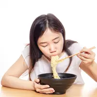 Bahaya Mengonsumsi Mie Instan Bagi Wanita/copyright shutterstock
