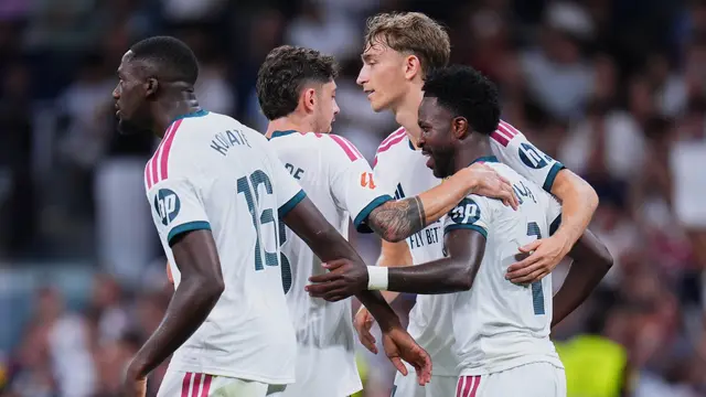 Para pemain Real Madrid merayakan gol