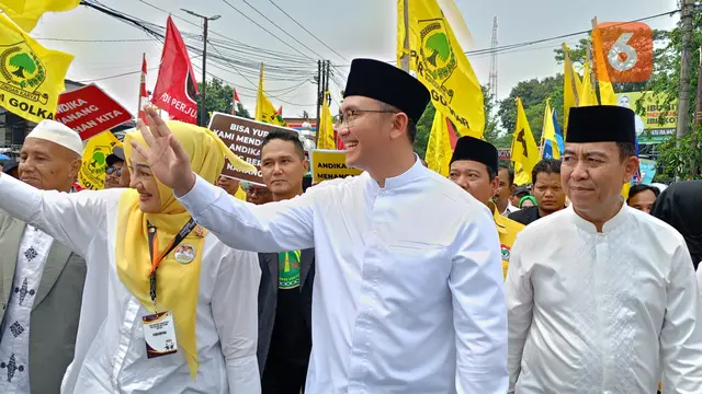 Iring-iringan Andika Hazrumy Daftar ke KPU Kabupaten Serang. (Rabu, 28/08/2024). (Yandhi Deslatama/Liputan6.com).