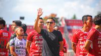 Mantan pemain Bali United Fadil Sausu saat menyapa suporter yang hadir di Stadion Kapten I Wayan Dipta pada Minggu (4/8/2024). (Bola.com/Alit Binawan)