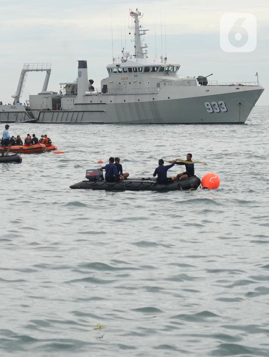 Tim SAR mengevakuasi potongan pesawat Sriwijaya Air SJ 182 di perairan Kepulauan Seribu, Jakartra, Minggu (10/1/2021). Sriwijaya Air SJ 182 hilang kontak empat menit usai lepas landas dari Bandara Soetta. (merdeka.com/Arie Basuki)