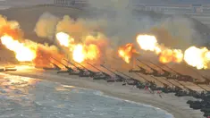 Sejumlah artileri menembakkan rudal selama latihan militer di sepanjang garis pantai di lokasi yang tidak diketahui, Korea Utara (25/3/2016). Latihan militer ini dipantau langsung oleh sang pemimpin, Kim Jong-un.(Reuters/KCNA)