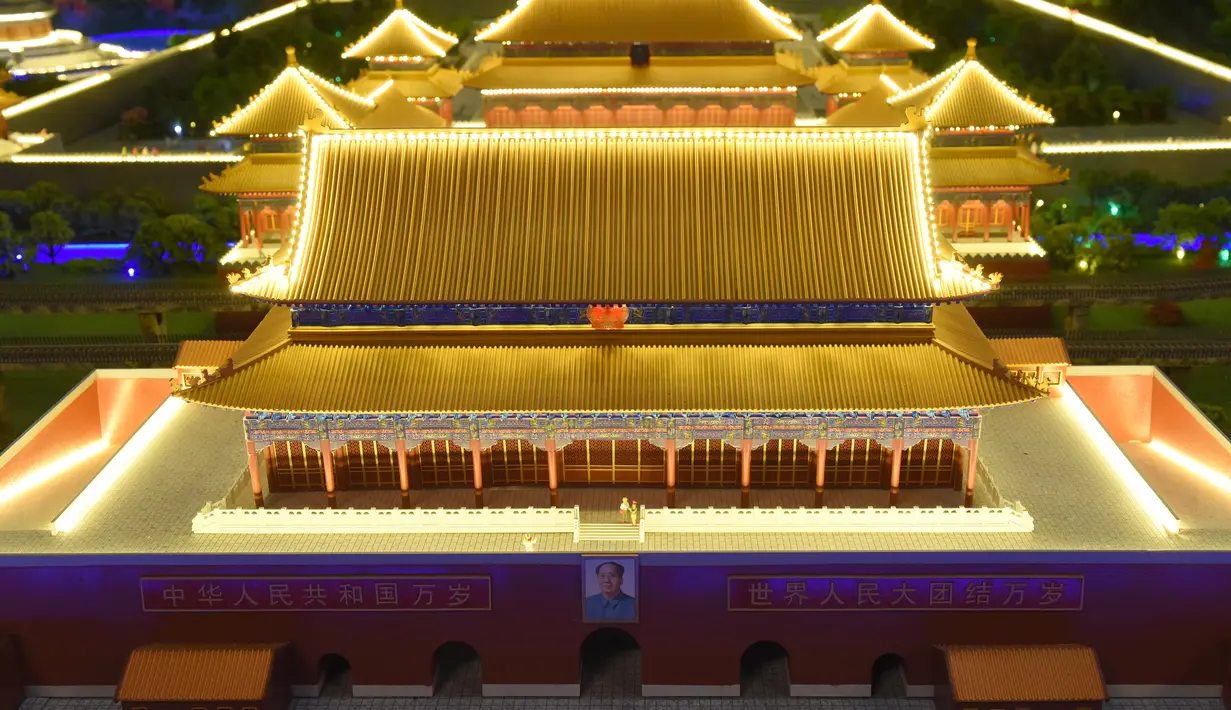 Miniatur Kota Terlarang di Beijing, Cina dipamerkan saat acara Gulliver’s Gate di Times Square, New York City, Senin (10/4). Pameran ini menampilkan miniatur dari situs dan tempat-tempat terkenal dari seluruh dunia. (AFP PHOTO / TIMOTHY A)