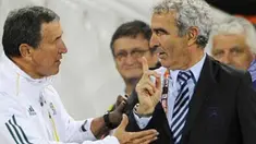 Pelatih Afrika Selatan Carlos Alberto Parreira (kiri) berbicara dengan pelatih Prancis Raymond Domenech seusai laga penyisihan Grup A PD 2010 di Free State Stadium, Bloemfontein, 22 Juni 2010. Prancis kalah 1-2. AFP PHOTO / GIANLUIGI GUERCIA 