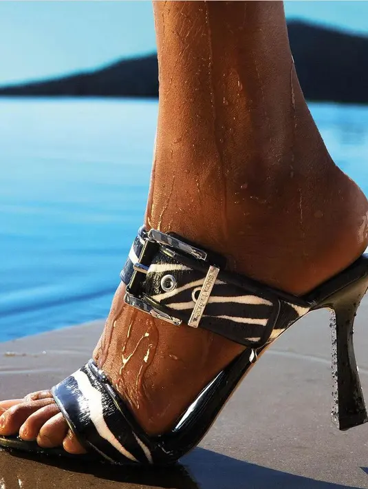 Sepatu musim semi mulai dari sandal dan slide mules. Motif Zebra memimpin dalam statement pernyataan musim semi, yang dapat diaplikasikan pada tas, alas kaki, dan pakaian siap pakai, sementara kacamata hitam khas, oval tanpa bingkai, asetat bersudut—menunjukkan hari-hari cerah di masa depan. [Michael Kors]