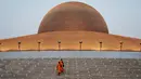 Sejumlah biksu turun dari kubah untuk menerima sedekah usai ritual Makha Bucha Day di kuil Wat Dhammakaya, Bangkok, Thailand (11/2). Makha Bucha Day bertujuan merayakan ajaran pertama Sang Buddha kepada para pengikutnya. (AFP/Lillian Suwanrumpha)