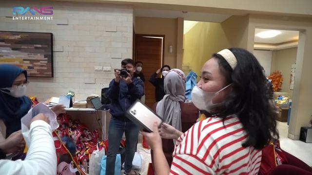 7 Potret Nagita Slavina Bagi-bagi Hampers ke Karyawan, Ada yang Dapat iPhone 12