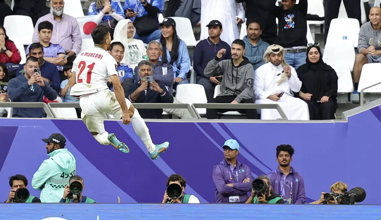 Pemain Iran, Mohammad Mohebi melakukan selebrasi setelah mencetak gol penyeimbang 1-1 ke gawang Jepang pada laga perempat final Piala Asia 2023 di Education City Stadium, Al Rayyan, Sabtu (03/02/2024) WIB. (AFP/Giuseppe Cacace)