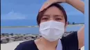Anak berusia 18 tahun ini tampak senang bisa liburan ke pantai. Momen ia ke pantai ini bikin warganet terpesona dengan paras anak Ariel yang inner beauty terpancarkan. Ia dipuji cantik mesti tampil natural tanpa makeup. (Liputan6.com/TikTok/basdail02)