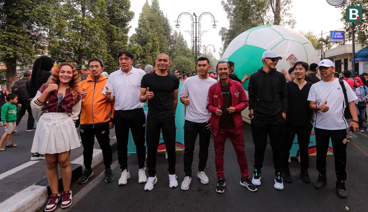Pedangdut Jamila BP (kiri) berfoto bersama beberapa legenda Persib bandung, di antaranya Hermansyah, Robby Darwis, Cecep Supriatna, Abdul Aziz, Zaenal Arif dan Yaris Riyadi saat mengikuti kegiatan giant ball route dari RS Barromeus menuju Cikapayang Dago Park dalam rangkaian acara Trophy Tour Experience menyambut Piala Dunia U-17 2023, Minggu (22/10/2023) pagi WIB. (Bola.com/Bagaskara Lazuardi)