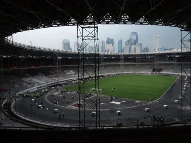 Suasana renovasi Stadion Utama Gelora Bung Karno, Jakarta, Selasa (8/8). Hingga saat ini, renovasi telah mencapai sekitar 80% dan ditargetkan rampung pada akhir 2017. (Liputan6.com/Helmi Fithriansyah)