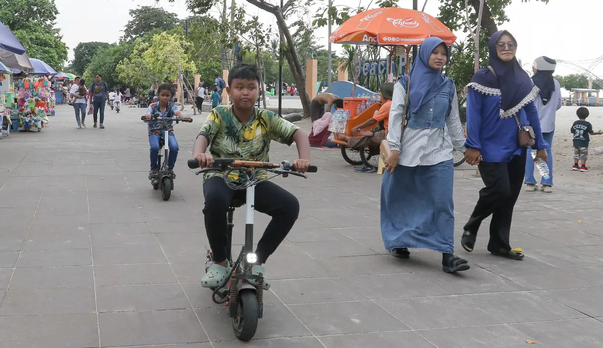Anak-anak juga antusias bersepeda di sekitar Pantai Lagoon, Taman Impian Jaya Ancol. (Liputan6.com/Herman Zakharia)