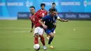 Gelandang timnas Indonesia U-23, Wawan Pebriyanto (kiri) berebut bola dengan Mony Udom P (Kamboja) di penyisihan Grup A Sea Games 2015 di Stadion Jalan Besar, Singapura, (6/6/2015). Indonesia unggul 6-1 atas Kamboja. (Liputan6.com/Helmi Fithriansyah)