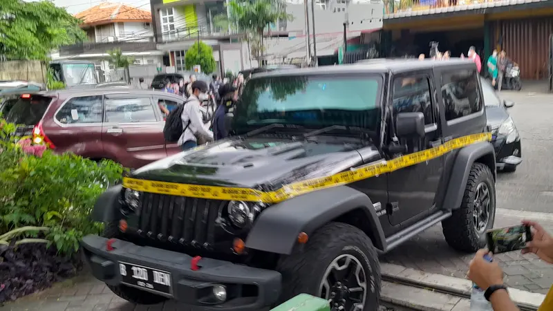 Mobil Jeep Rubicon bernopol B-120-DEN ditampilkan saat rekonstruksi atau reka adegan kasus penganiayaan terhadap David Latumahina alias Cristalino David Ozora oleh Mario Dandy Satriyo, Jumat (10/3/2023).