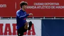 Pemain Atletico Madrid, Joao Felix, saat sesi latihan di Majadahonda, Sabtu (9/5/2020). Latihan ini digelar jelang rencana kembali bergulirnya kompetisi La liga Spanyol. (AFP Photo)