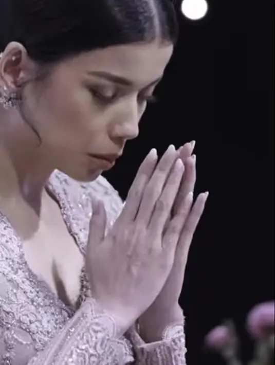 Sabrina Chairunnisa saat melangsungkan ijab kabul dalam akad nikah pada 6 Juni 2022. Baik Deddy dan Sabrina tampak bahagia. Hal itu terlihat dari raut muka keduanya yang tampak semringah dengan pernikahan itu. (Instagram/sabrinachairunnisa)