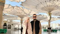 Shireen Sungkar bersama Tengku Wisnu dan kedua anaknya juga menghabiskan libur akhir tahun dengan umroh. Shireen tampil dengan kerudung panjang coklat serasi dengan rok panjang dan sling bagnya, dipadukan baju atasan warna coklat tua. [@shirrensungkar]