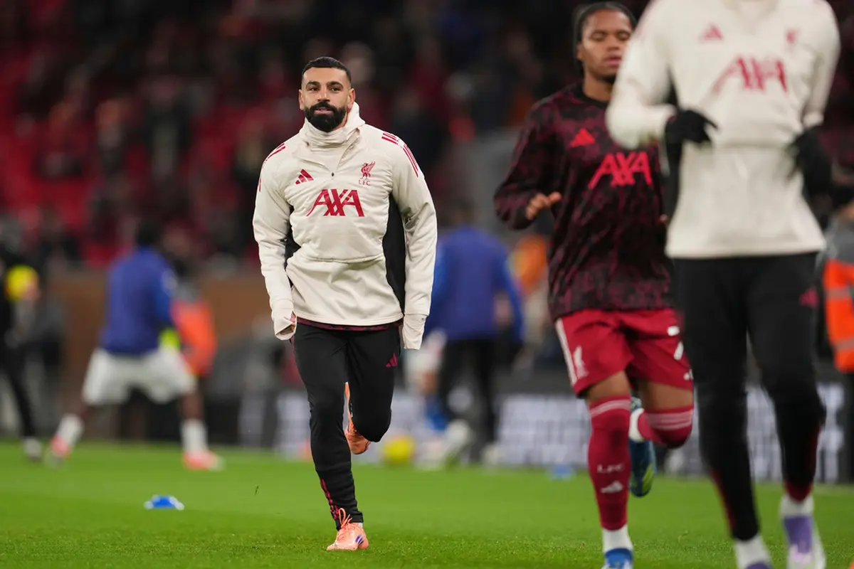 Mohamed Salah melakukan pemanasan jelang laga Liverpool vs Sunderland di pekan ke-14 Liga Inggris 2025/2026 di Anfield Stadium, Kamis (04/12/2025) dini hari WIB. (AP Photo/Jon Super)