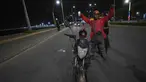 Polisi menggeledah seorang pengendara sepeda motor untuk mencari senjata saat dimulainya jam malam yang ditetapkan oleh Presiden Ekuador Guillermo Lasso guna mengurangi gelombang kekerasan yang sedang berlangsung di Manta, Ekuador, Senin, 24 Juli 2023. (AP Photo/Dolores Ochoa)