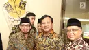 Ketua Umum Partai Gerindra Prabowo Subianto (tengah) foto bersama Presiden PKS Sohibul Iman (kanan) dan Ketua Majelis Syuro PKS Salim Segaf Al-Jufri di Kantor DPP PKS, Jakarta, Senin (30/7). (Liputan6.com/Herman Zakharia)
