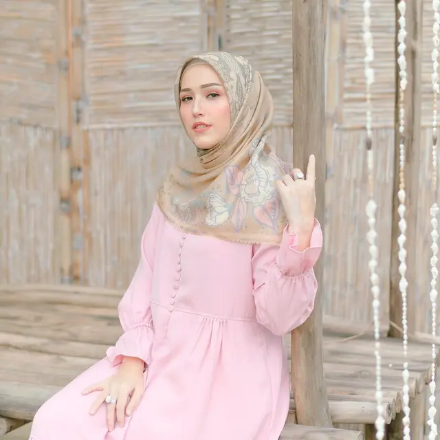 8 OOTD Hijab Pastel dari Adelia Pasha, Lesti Kejora hingga Laudya Cynthia Bella