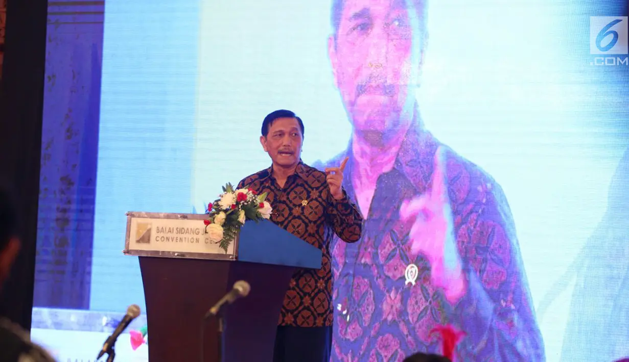 Menko bidang Kemaritiman Luhut Binsar Panjaitan memberikan sambutan pada Festival Prestasi Indonesia di Jakarta Convention Center, Senin (21/8). Luhut menggantikan Presiden Jokowi yang batal hadir untuk membuka gelaran tersebut. (Liputan6.com/Johan Tallo)