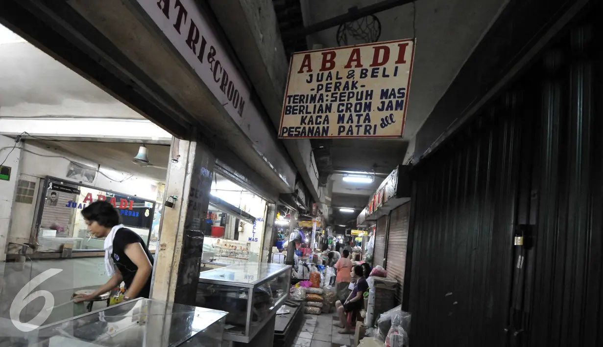 Aktivitas jual-beli di Pasar Blok A pada hari terakhir relokasi pedagang, Jakarta, Selasa (27/10/2015). Pembangunan dilaksanakan di atas lahan seluas 4.093 meter persegi, ditargetkan selesai tahun 2017. (Liputan6.com/Helmi Afandi)