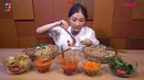 Sarwendah menikmati mie gerobak miliknya dengan topping ayam dan jamur. (Foto: YouTube/MOP Channel)