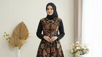 9 Model Gamis Batik Kombinasi Polos Hitam untuk Acara Formal, Tampil Anggun