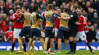 Pemain Manchester United bersitegang dengan pemain Arsenal dalam laga Liga Inggris di Stadion Old Trafford, Minggu (28/2/2016). (Action Images via Reuters/Jason Cairnduff)