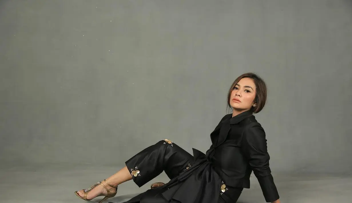 Pesona Masayu Anastasia yang seperti menolak tua ini juga berasal dari bagaimana ia merawat kulit dan pandai mengeksplorasi gayanya berpakaian. Seperti terlihat di foto ini, bukankah penampilannya tak kalah dengan gadis-gadis remaja? Foto: Instagram.