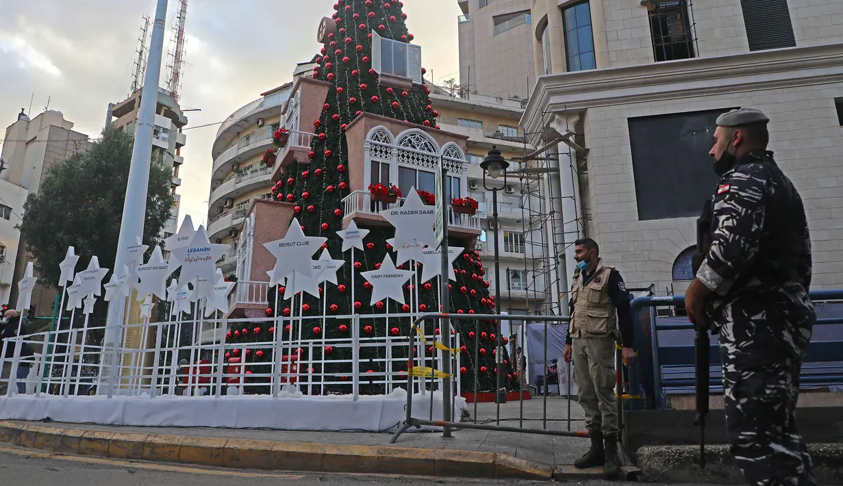 Sebuah pohon Natal dipasang di daerah Ashrafieh di Beirut, Lebanon, 6 Desember 2020. Sebuah pohon Natal dipasang dengan desain yang melambangkan rekonstruksi daerah yang terkena dampak ledakan tersebut. (Xinhua/Bilal Jawich)