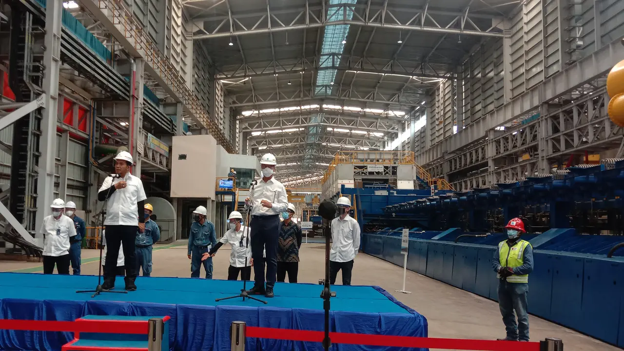 Menperin, Agus Gumiwang Kartasasmita Dan Dirut PT Krakatau Steel Di Pabrik KSM-2. (Kamis, 25/03/2021). (Liputan6.com/Yandhi Deslatama).