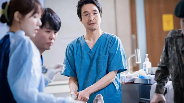 Han Suk Kyu pemeran kim Sabu dalam serial "Dr. Romantic". (Foto: Disney+ Hotstar Indonesia)
