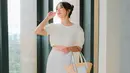 Dalam unggan di akun Instagram, ia juga tampil flawless dalam balutan busana kasual putih ini. Bahkan, penampilannya juga semakin manis dengan hand bag berbentuk unik dari anyaman. (Liputan6.com/IG/@jscmila)