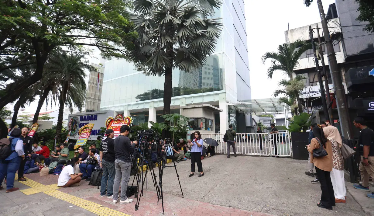 Sejumlah pewarta berkumpul di depan gedung Badan Gizi Nasional (BGN) di Jalan Kebon Sirih, Menteng, Jakarta Pusat, Rabu (3/6/2026), menyusul pergantian jajaran pimpinan di lembaga tersebut. (Kapanlagi.com/Budy Santoso)