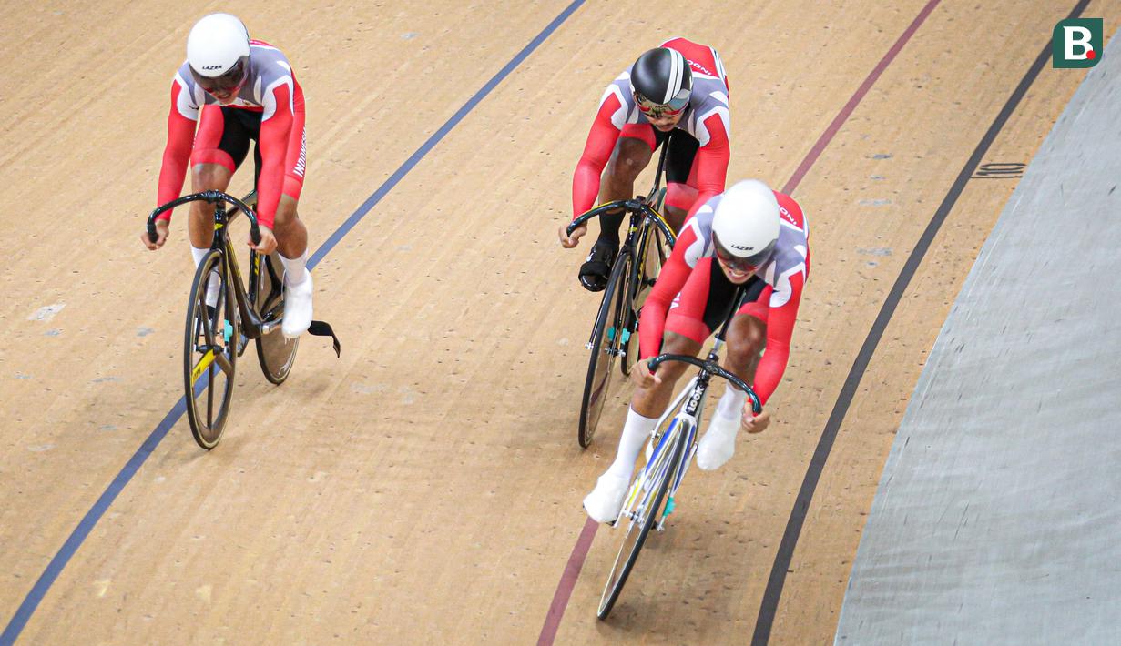 Tim balap sepeda Indonesia berkompetisi pada nomor team sprint putra UCI Track Nation Cup 2023 di Jakarta International Velodrome, Rawamangun, Jakarta, Jumat (24/2/2023). (Bola.com/Bagaskara Lazuardi)